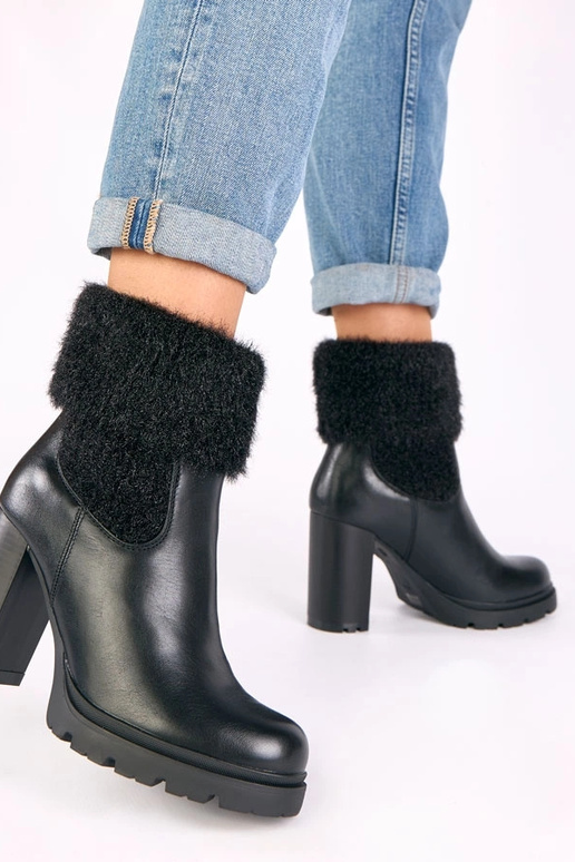 Czarne botki na słupku z ozdobną...