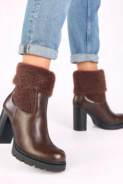 Brązowe botki na słupku z ozdobną...