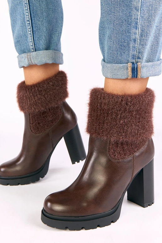 Brązowe botki na słupku z ozdobną...