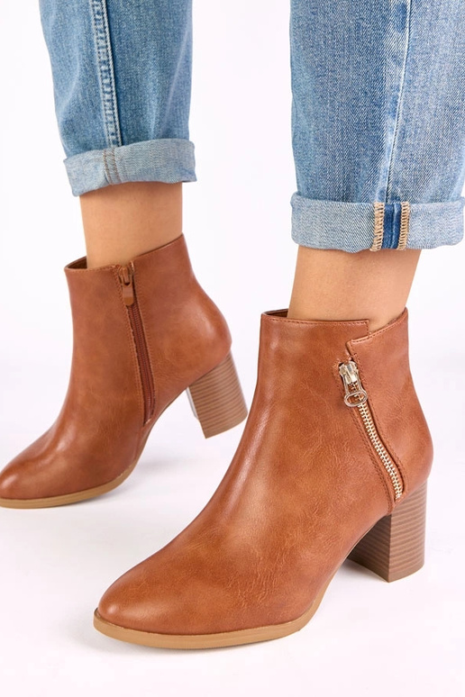 Brązowe klasyczne botki na słupku z...