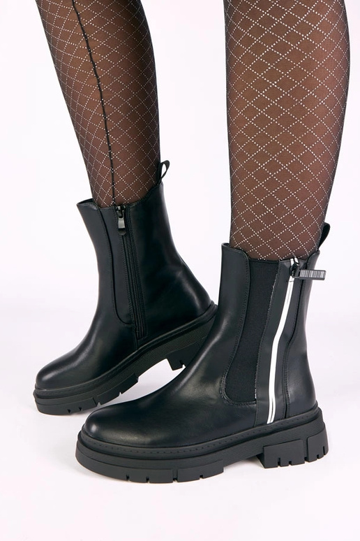 Czarne botki  na platformie z...