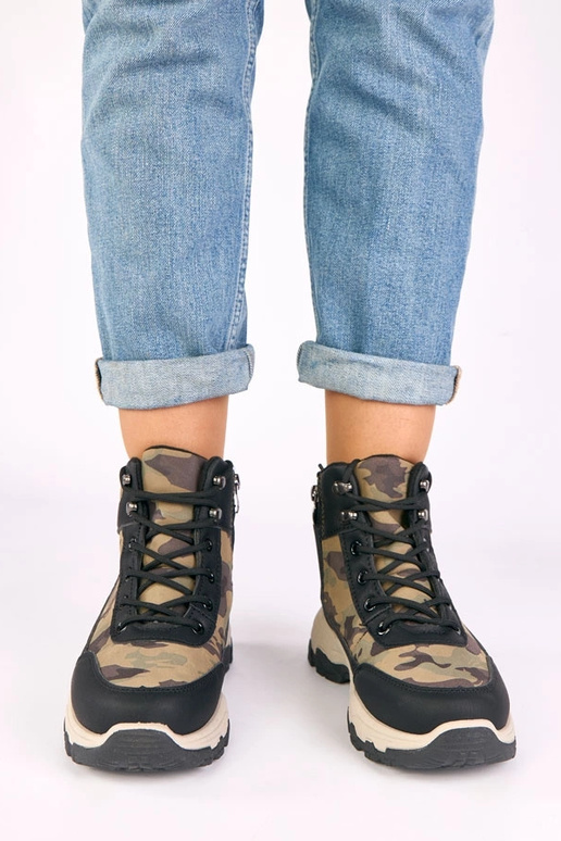 Czarne trapery na platformie z...