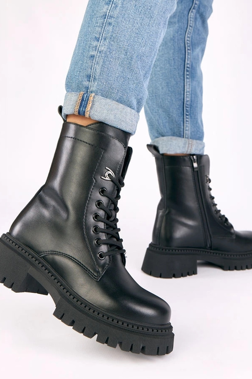 Czarne botki klasyczne na platformie...
