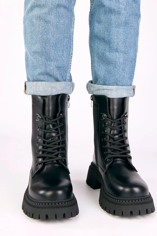 Czarne botki klasyczne na platformie...