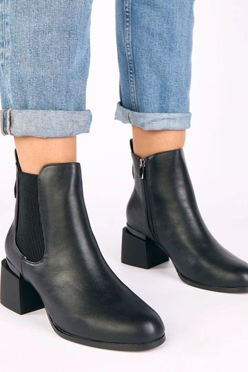 Czarne botki na słupku z...