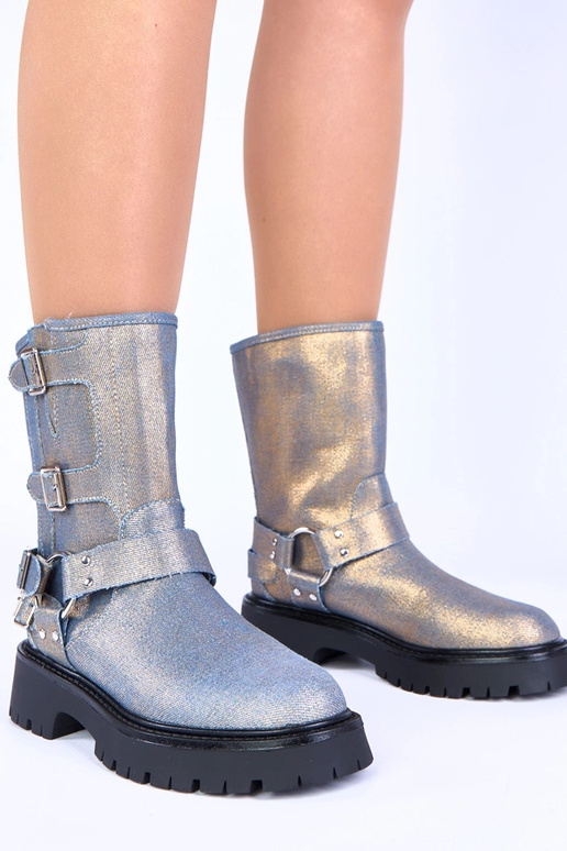 Niebieskie botki zdobione sprzączkami...