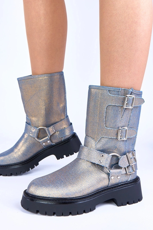 Niebieskie botki zdobione sprzączkami...