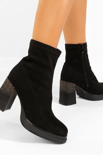 Czarne botki na słupku...