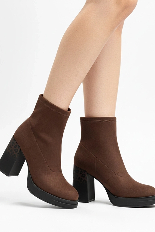 Brązowe botki na słupku zdobionym...