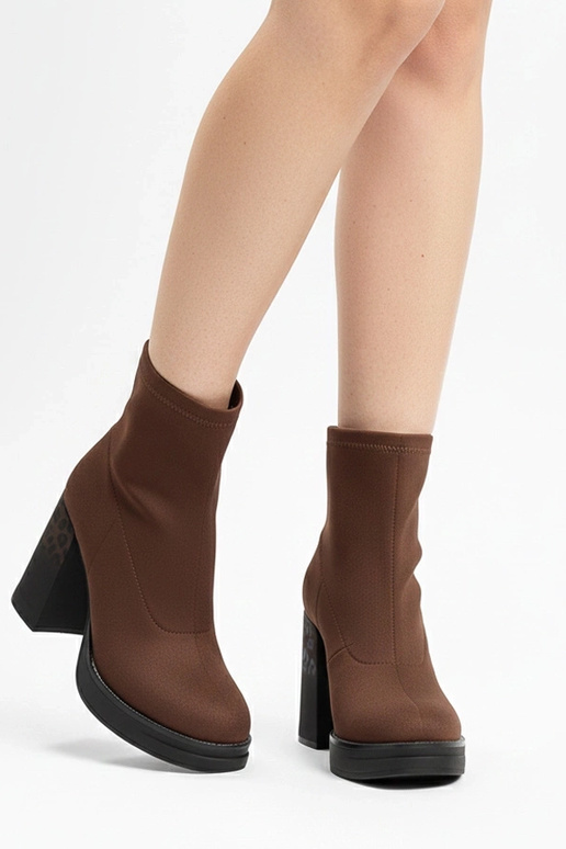 Brązowe botki na słupku zdobionym...