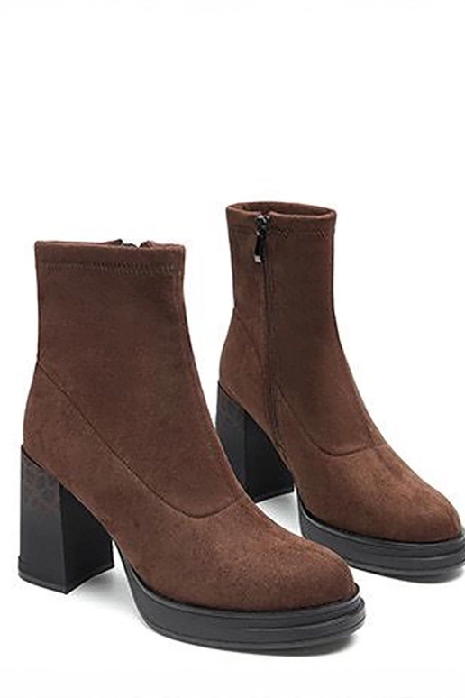 Brązowe botki na słupku zdobionym...