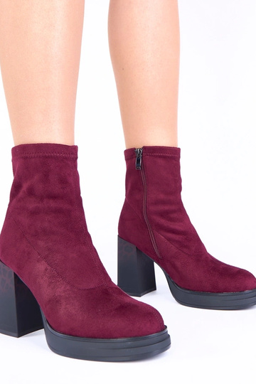 Fioletowe botki na słupku...