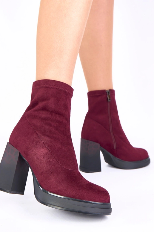 Fioletowe botki na słupku zdobionym...