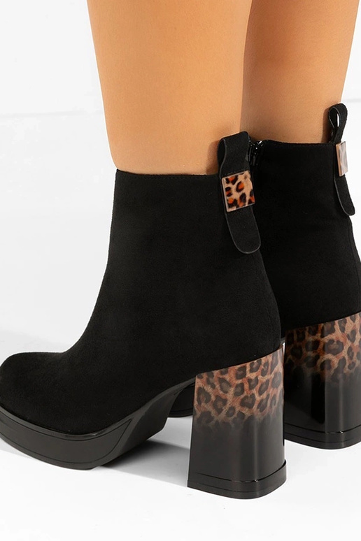 Czarne botki na lakierowanym  słupku...