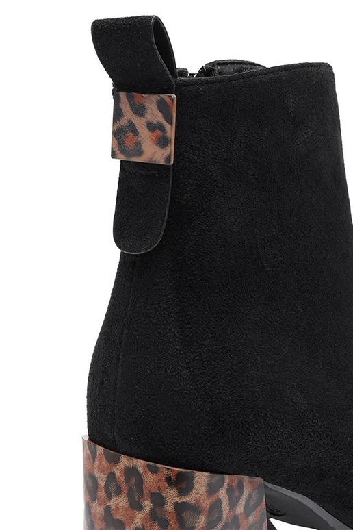 Czarne botki na lakierowanym  słupku...