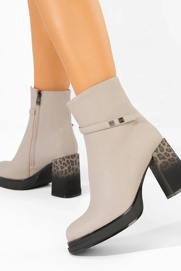 Szare botki na słupku...