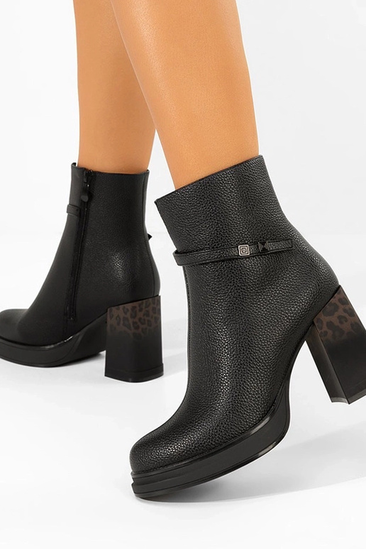 Czarne botki na słupku zdobionym...