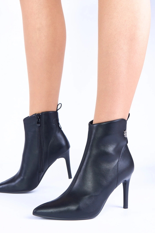 Czarne botki na szpilce zdobione...