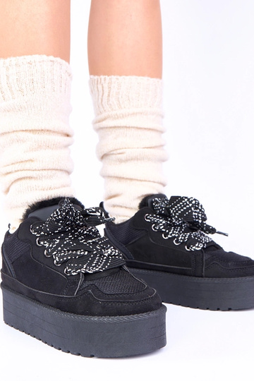 Czarne sneakersy na platformie z ozdobną sznurówką Sesuna