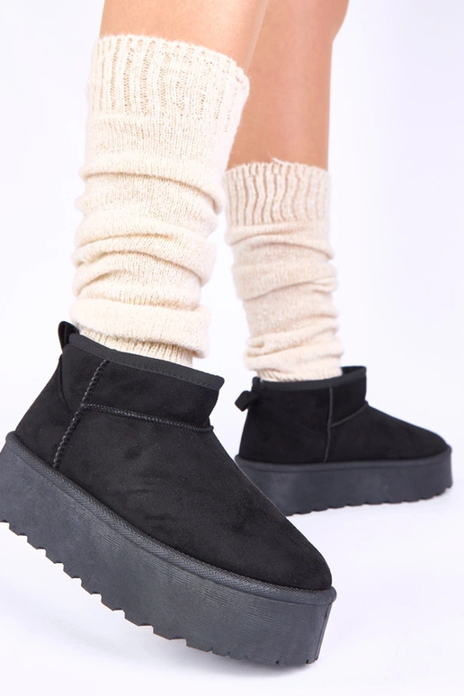 Czarne śniegowce na platformie...