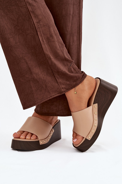 Klapki Damskie Na Koturnie Ze Złotymi Ćwiekami Beżowe Arionne