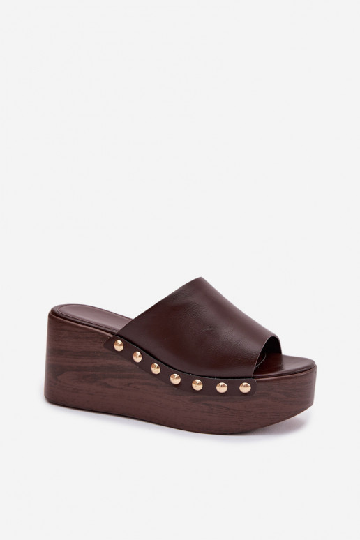 Klapki Damskie Na Koturnie I Platformie Ze Złotymi Ćwiekami Czekoladowe Farinelle