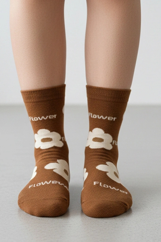 Brązowe skarpetki z kwiatami Sella