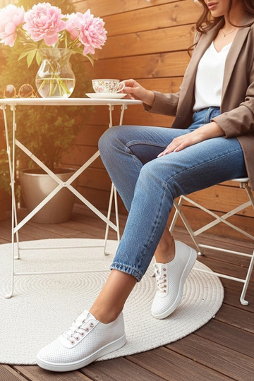 Białe wsuwane tenisówki...