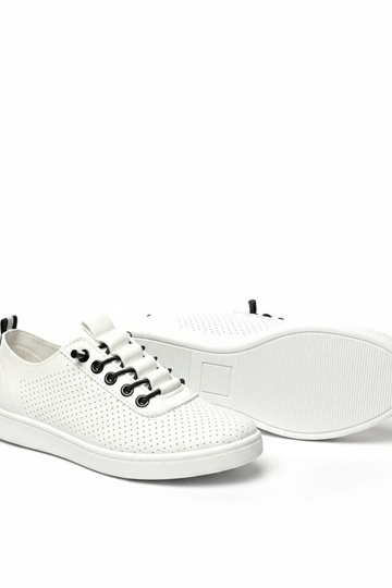 Białe wsuwane tenisówki...