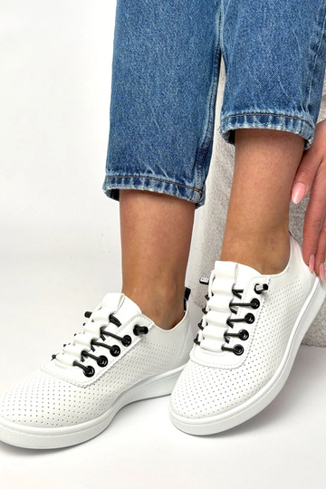 Białe wsuwane tenisówki... 2