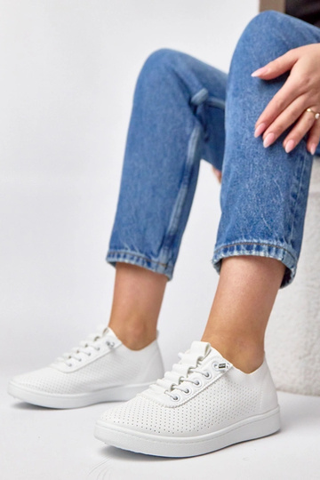 Białe wsuwane tenisówki...