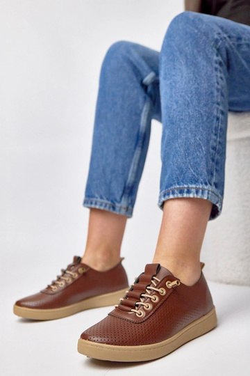 Brązowe wsuwane tenisówki...