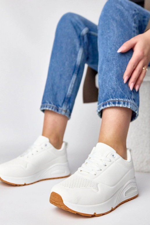 Białe sneakersy na grubej podeszwie...