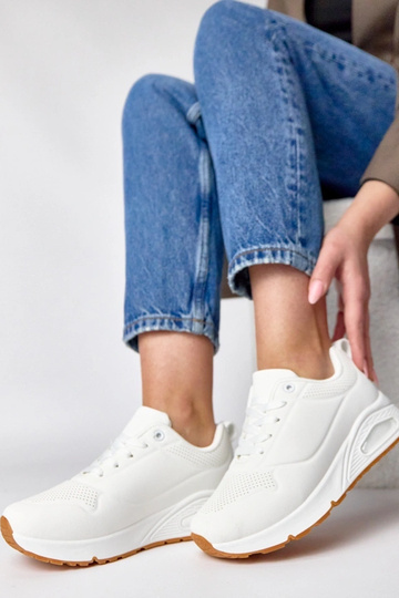Białe sneakersy na grubej... 2