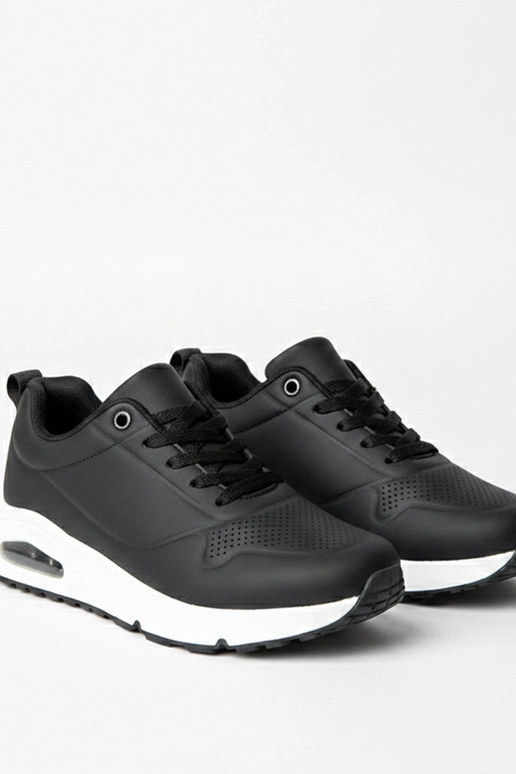 Czarne sneakersy na grubej podeszwie...