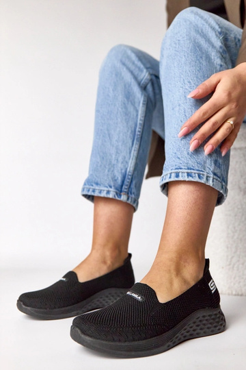 Czarne wsuwane materiałowe...