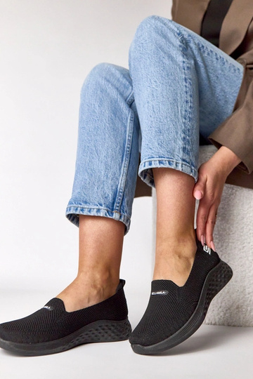 Czarne wsuwane materiałowe... 2