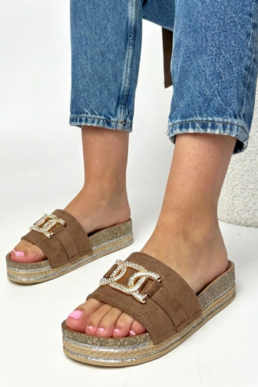 Brązowe klapki na platformie z...