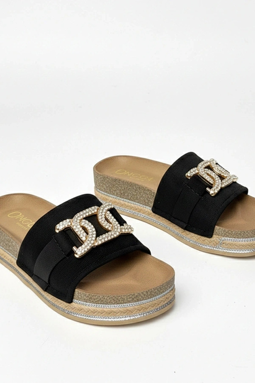 Czarne klapki na platformie z...