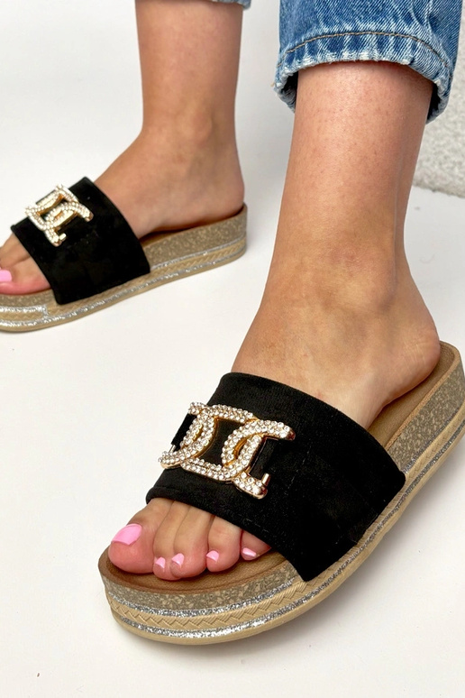 Czarne klapki na platformie z...