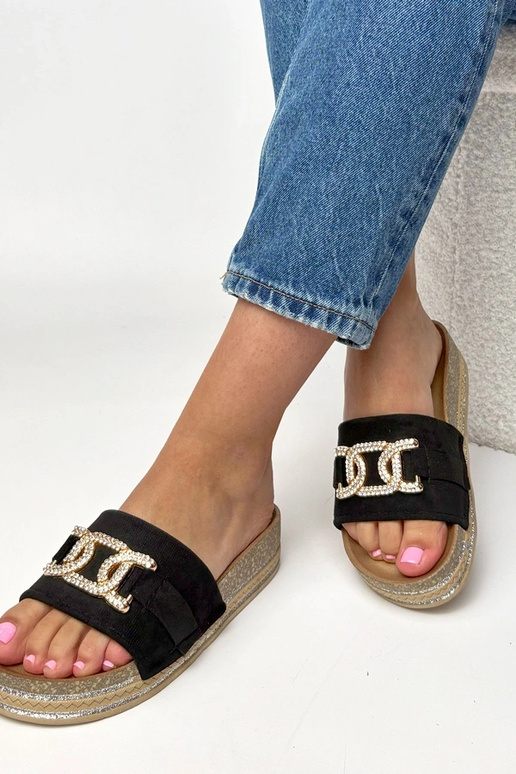 Czarne klapki na platformie z...