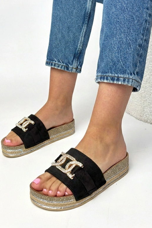 Czarne klapki na platformie z...