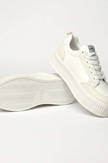 Białe sneakersy na platformie Solange