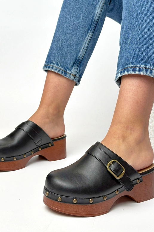 Czarne klapki chodaki na obcasie...