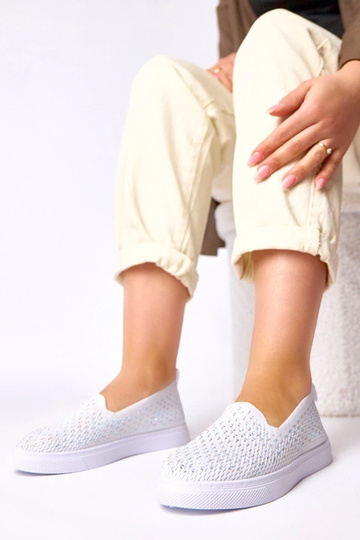 Białe wsuwane materiałowe...