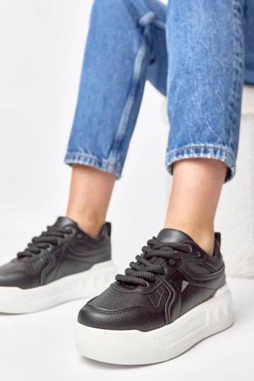 Czarne sneakersy na platformie Alessandra