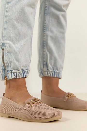 Różowe materiałowe mokasyny...