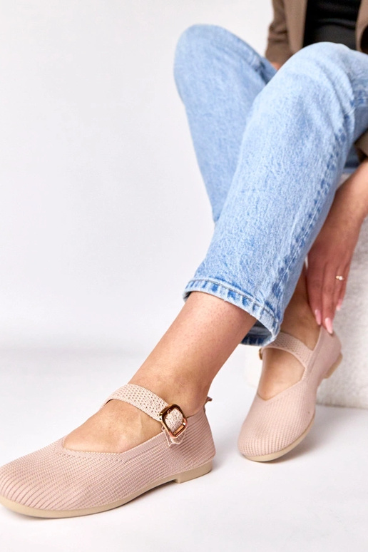 Różowe balerinki materiałowe zapinane...