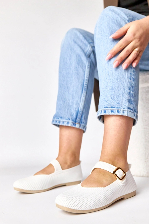 Białe balerinki materiałowe zapinane...