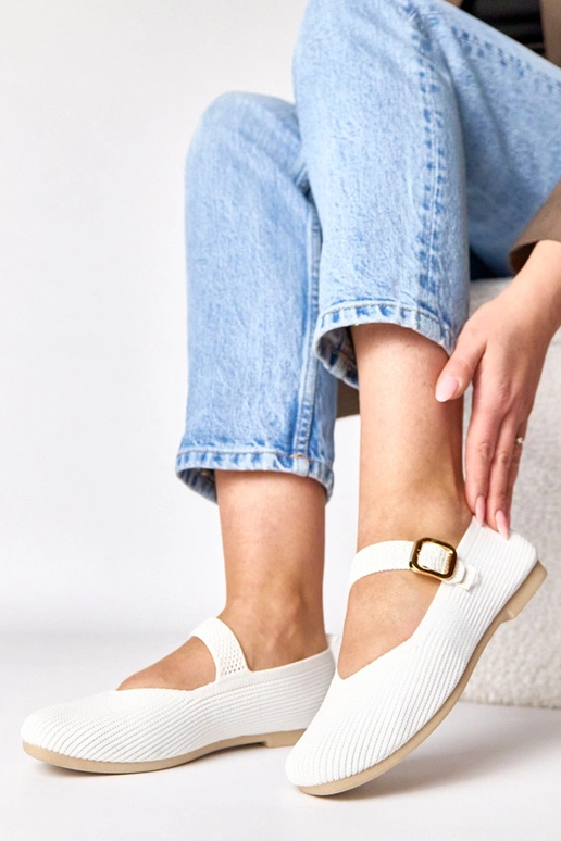 Białe balerinki materiałowe zapinane...